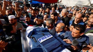 فلسطينيون يشيعون جثمان صحافي قتلته غارة إسرائيلية في خان يونس بجنوب قطاع غزة. 3 نوفمبر 2023