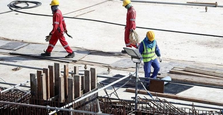 العمال يموتون في قطر