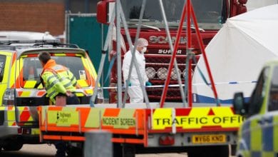 العثور على 39 جثة داخل حاوية شاحنة قرب لندن