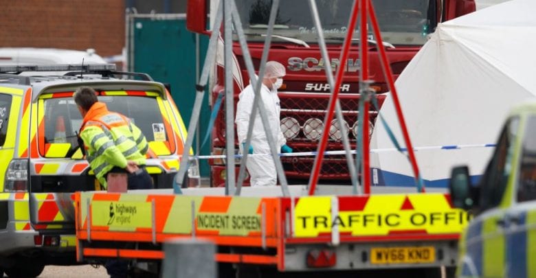 العثور على 39 جثة داخل حاوية شاحنة قرب لندن