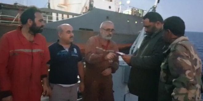 بعد أن حذر تركيا... الجيش الليبي يجر سفينة تركية للتفتيش ويعلن أسماء طاقمها