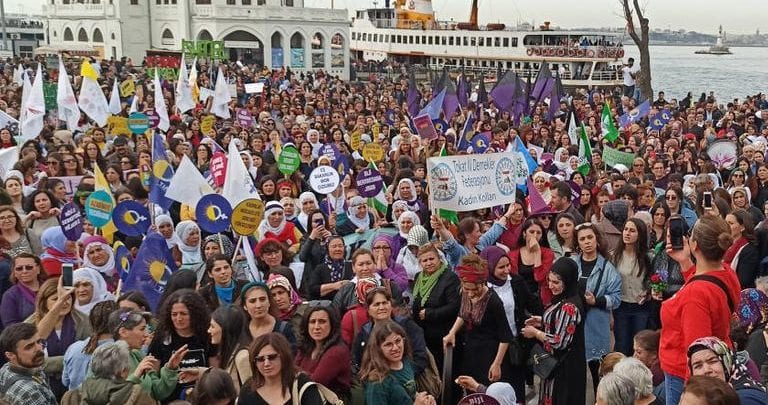 النساء في تركيا يتظاهرن ضد أردوغان الأوبزرفر العربي تظاهرات نسوية
