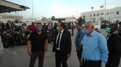 مئات العالقين من تونس