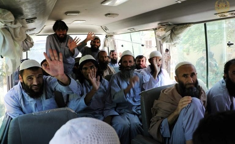 Le gouvernement afghan veut libérer 900 prisonniers talibans