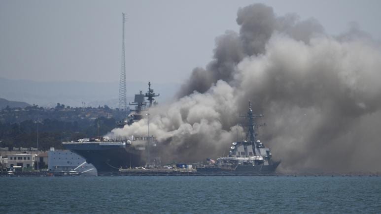 سفينة حربية أمريكية تحترق