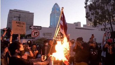 متظاهرون يحرقون العلم الأمريكي