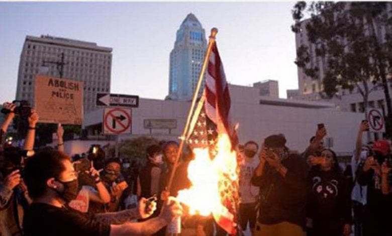 متظاهرون يحرقون العلم الأمريكي