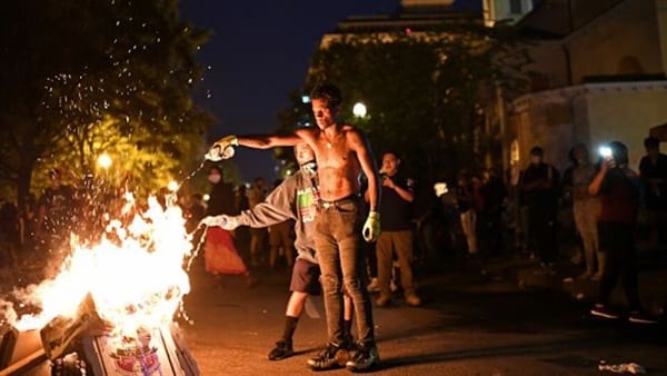 احتجاجات عنيفة في مدينة لافاييت الأمريكية