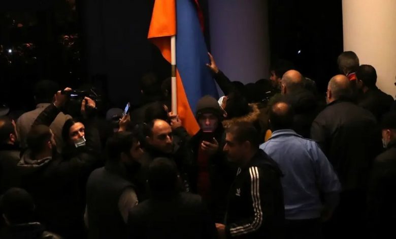 متظاهرون غاضبون مقر الحكومة في عاصمة أرمينيا