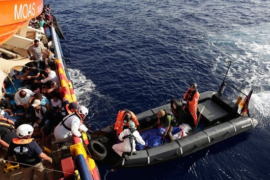 غرق مركب مهاجرين