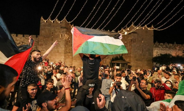 الفلسطينيون يحتفلون