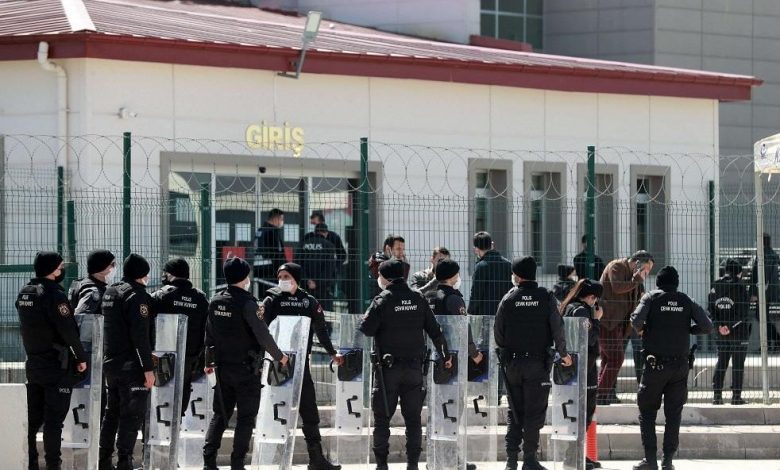 النظام التركي يصدر أحكاماً بالسجن المؤبد على 22 عسكرياً