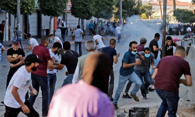 أجهزة الأمن الفلسطينية تعتدي على تظاهرات مطالبة برحيل رئيس السلطة