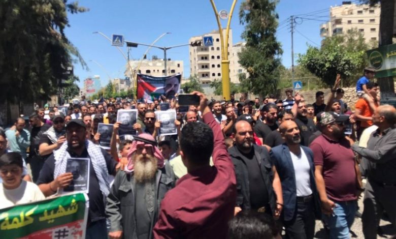 مظاهرة في الضفة الغربية تطالب برحيل رئيس السلطة
