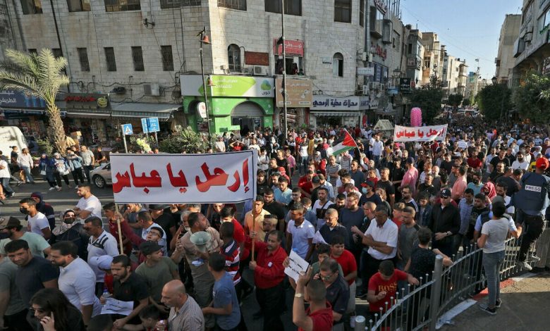 احتجاجات ضد عباس