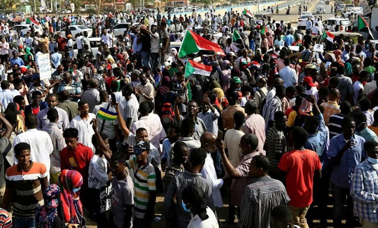 واجهات بين المتظاهرين السودانيين وقوات الجيش