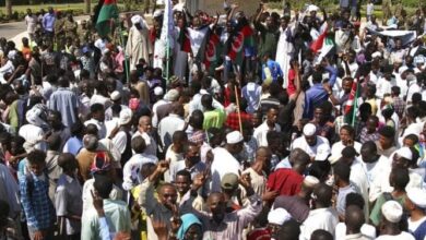 المعتصمون قرب القصر الرئاسي