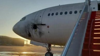 طائرة متضررة من القصف