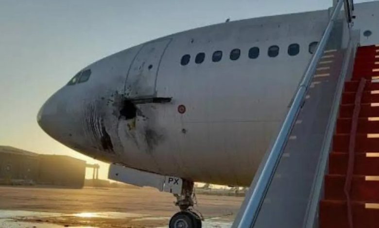 طائرة متضررة من القصف