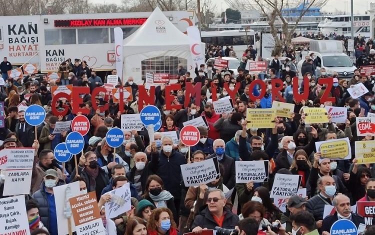 الأتراك يتظاهرون في شوارع إسطنبول