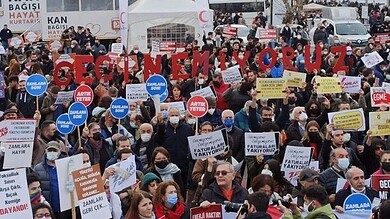 الأتراك يتظاهرون في شوارع إسطنبول