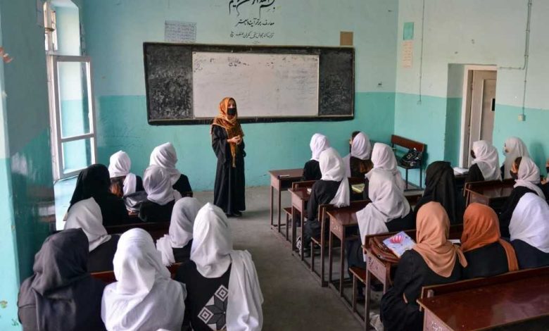 "طالبان الإرهابية" تغلق المدارس الثانوية أمام الفتيات