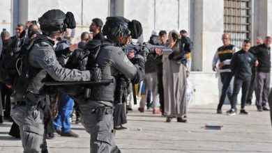 قوات الاحتلال الإسرائيلي تعاود اقتحام المسجد الأقصى وتعتقل وتصيب عدد من المصلين