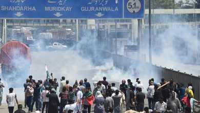 الشرطة الباكستانية تعتدي بالضرب والغاز على تظاهرة لأنصار عمران خان تطالب بحل البرلمان