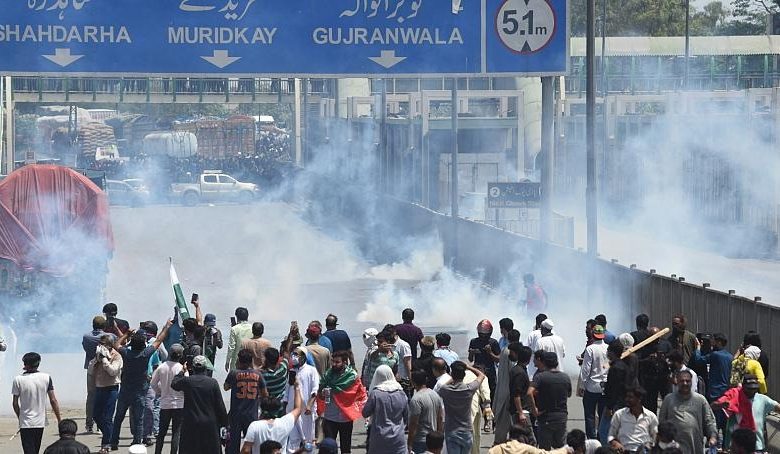 الشرطة الباكستانية تعتدي بالضرب والغاز على تظاهرة لأنصار عمران خان تطالب بحل البرلمان