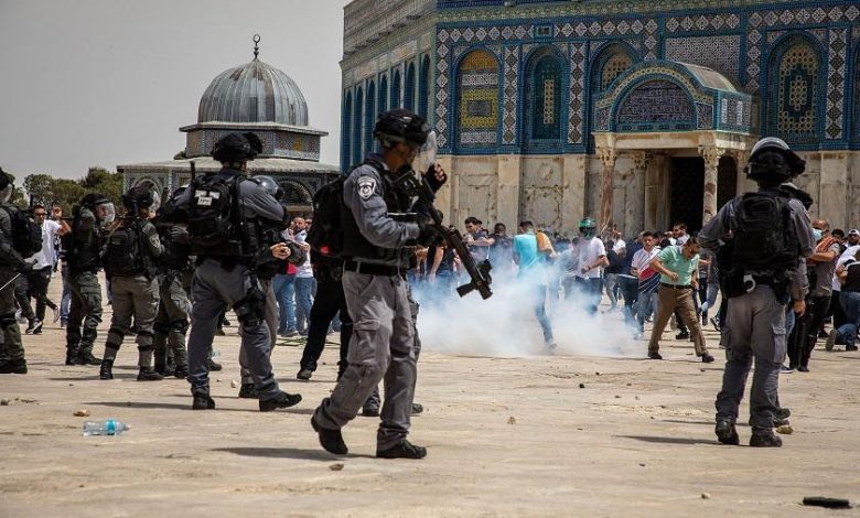 قوات الاحتلال تعتدي على مصلين في المسجد الأقصى