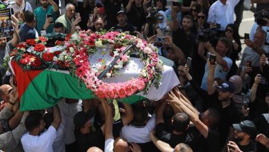 آلاف الفلسطينيين في القدس يستقبلون جثمان الصحافية شيرين أبو عاقلة