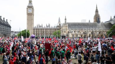 آلاف البريطانيين يتظاهرون احتجاجاً على ارتفاع أسعار الطاقة والغذاء