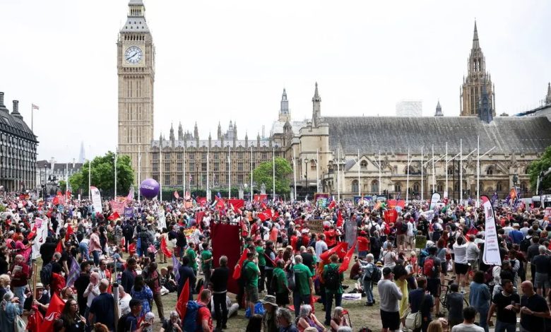 آلاف البريطانيين يتظاهرون احتجاجاً على ارتفاع أسعار الطاقة والغذاء