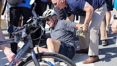 سقوط بايدن عن دراجته الهوائية