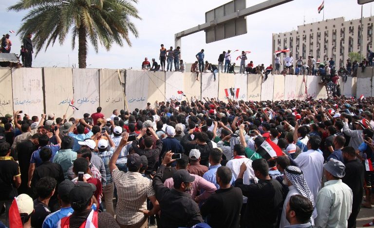 أنصار التيار الصدري يقتحمون مقر البرلمان العراقي في المنطقة الخضراء|  الأوبزرفر العربي