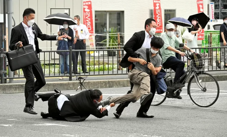 اغتيال رئيس الوزراء الياباني الأسبق واعتقال المنفذ