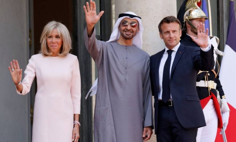 الرئيس الفرنسي ايمانويل ماكرون يستقبل رئيس الإمارات الشيخ محمد بن زايد آل نهيان في قصر الإليزيه
