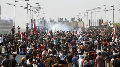 آلاف العراقيين يحيون ذكرى "احتجاجات تشرين" والقوى الأمنية تشتبك مع المتظاهرين