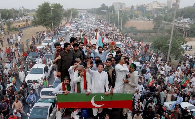 عمران خان يتقدم حشداً من أنصاره نحو العاصمة الباكستانية إسلام آباد