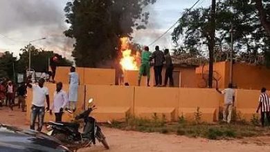 متظاهرون يضرمون النار بمبنى السفارة الفرنسية في بوركينا فاسو