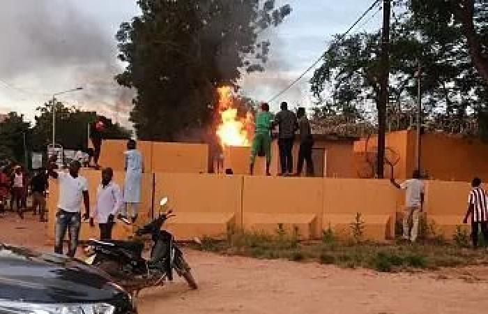 متظاهرون يضرمون النار بمبنى السفارة الفرنسية في بوركينا فاسو