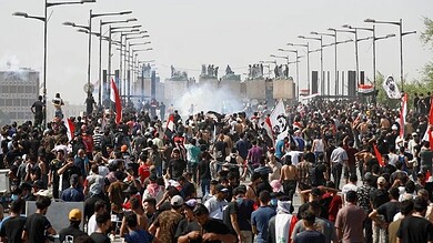 آلاف العراقيين يحيون ذكرى "احتجاجات تشرين" والقوى الأمنية تشتبك مع المتظاهرين