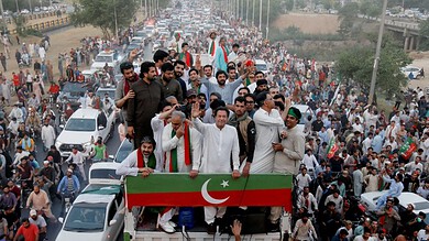 عمران خان يتقدم حشداً من أنصاره نحو العاصمة الباكستانية إسلام آباد