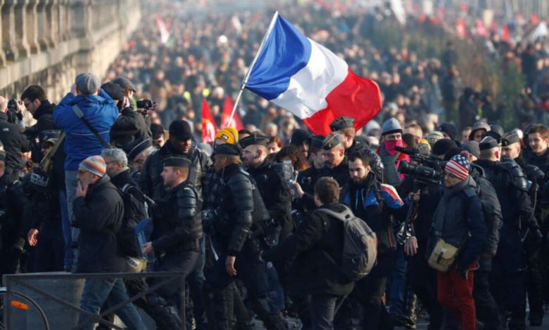 الشعوب تتحرك... ضجيج الإضرابات والاحتجاجات يملأ العواصم الأوروبية