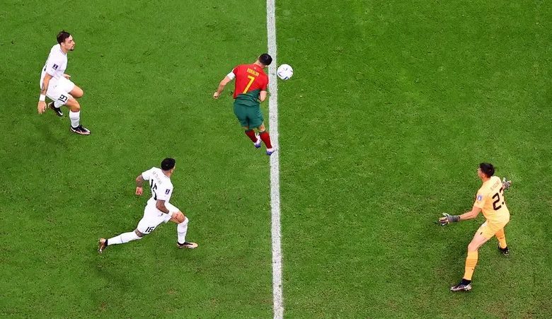 فيفا تؤكد: رونالدو لم يلمس الكرة في لقطة الهدف الأول لمنتخب بلاده أمام الأوروغواي