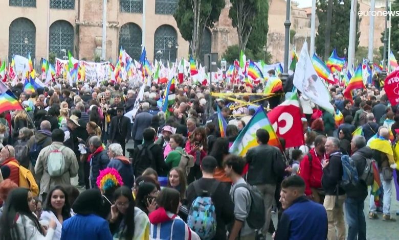 آلاف الإيطاليين يتظاهرون من أجل وقف تزويد أوكرانيا بالسلاح