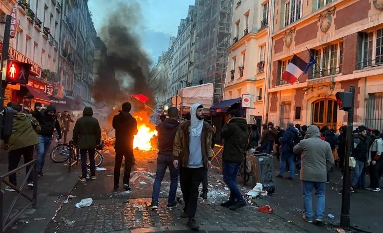 Paris les forces de l'ordre Kurdes