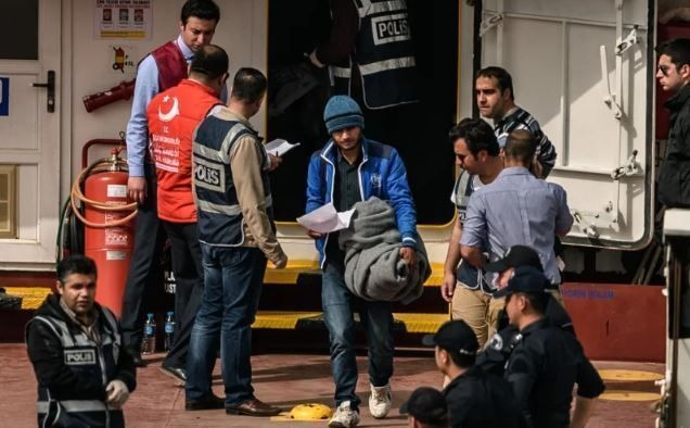 النظام التركي يطرد نحو 3 آلاف مهاجراً خلال أسبوع واحد فقط