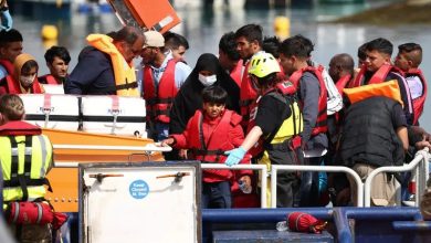 مهاجرون بعد إنقاذهم أثناء محاولتهم عبور قناة المانش