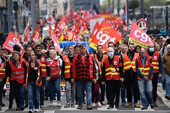 النقابات الفرنسية الكبرى تستأنف الإضرابات والمظاهرات